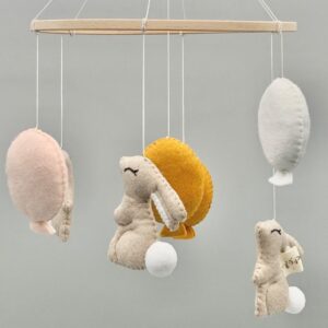 2Stories Mobiel Konijntjes | mobiel - handgemaakt - vilt - konijn - ballon - mosterd - beige - wit - roze - lief - spelen - babykamer - kinderkamer - blikvanger - decoratief - bijzonder - wieg - commode - meisje - kraamcadeau - babyshower