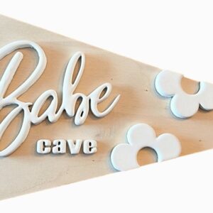 Babe Cave Bordje - Vlag - Babymeisje - Babykamer - Kinderkamer - Styling - Accessoires - Geboorte cadeau - Meisje - Kraamcadeau - Muurdecoratie