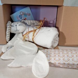 Baby Cadeau Pakket- Geboorte Cadeau-Baby geschenk pakket-Met geborduurde naam op Badcape-0Kraam mand voor Meisjes & Jongens-Geboorte geschenk set met Funnies Badcape, Slabbetje, en Tutlap in doosje