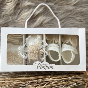 Babyaccessoires-geschenken set -geschenkdoos-doopsel-haarband-pantoffels-panty-babymeisjes-doopsel-kraamcadeau-beige-vlindermotief- tule parels-0 tem 6 maanden