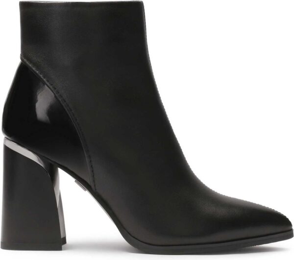 Classic pointed-toe boots with lacquered elements