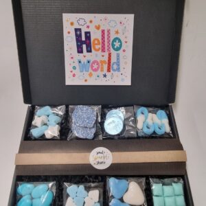 Geboorte Box - Blauw met originele geboortekaart 'Hello World' met persoonlijke (video)boodschap | 8 soorten heerlijke geboorte snoepjes en een liefdevol geboortekado