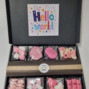 Geboorte Box - Roze met originele geboortekaart 'Hello World' met persoonlijke (video)boodschap | 8 soorten heerlijke geboorte snoepjes en een liefdevol geboortekado