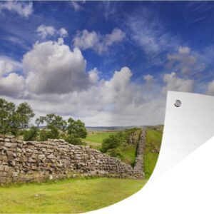 Muurdecoratie De Muur van Hadrianus in het Verenigd Koninkrijk onder een bewolkte hemel - 180x120 cm - Tuinposter - Tuindoek - Buitenposter