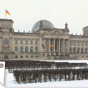 Muurdecoratie Het besneeuwde Duitse parlementsgebouw in Berlijn - 180x120 cm - Tuinposter - Tuindoek - Buitenposter