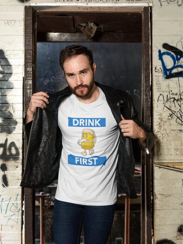 Shirt - Beer first - Wurban Wear | Grappig shirt | Bier | Unisex tshirt | Drankspel | Klok | Wit