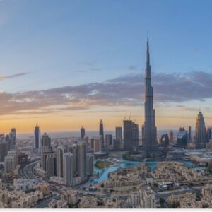 Tuindecoratie Kleurrijke lucht boven Dubai en de Burj Khalifa - 60x40 cm - Tuinposter - Tuindoek - Buitenposter