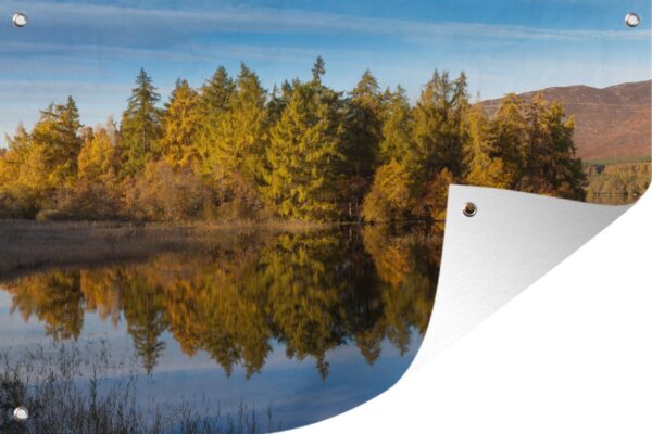 Tuindecoratie Reflectie van bomen in het Nationaal park Cairngorms in Schotland - 60x40 cm - Tuinposter - Tuindoek - Buitenposter