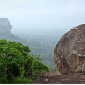 Tuinposter De Sigiriya rots midden in de mist in Sri Lanka - 60x30 cm - Tuindoek - Buitenposter