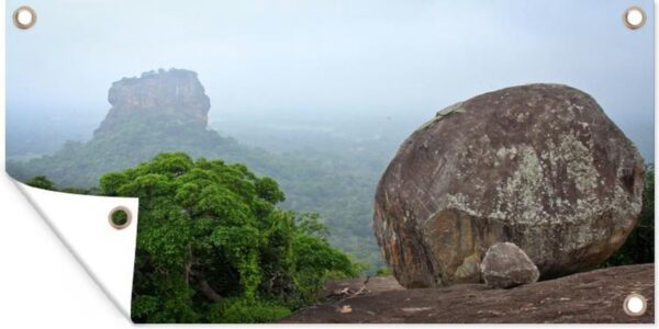 Tuinposter De Sigiriya rots midden in de mist in Sri Lanka - 60x30 cm - Tuindoek - Buitenposter
