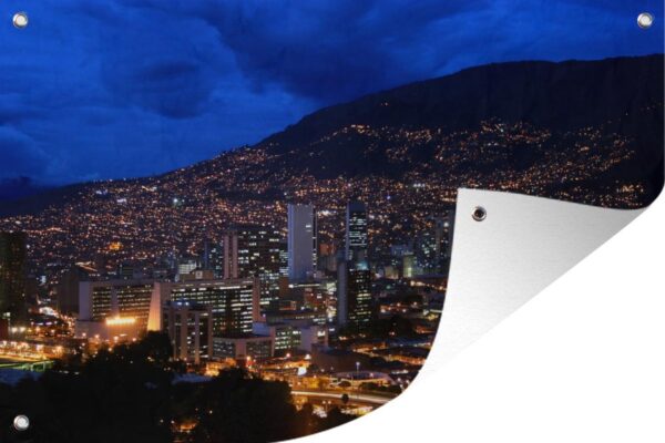 Tuinposter Stad van Medellín schemer achter de heuvel Nutibara - 100x60 cm - Wanddecoratie Buiten - Tuinposter - Tuindoek - Schuttingposter - Tuinschilderij