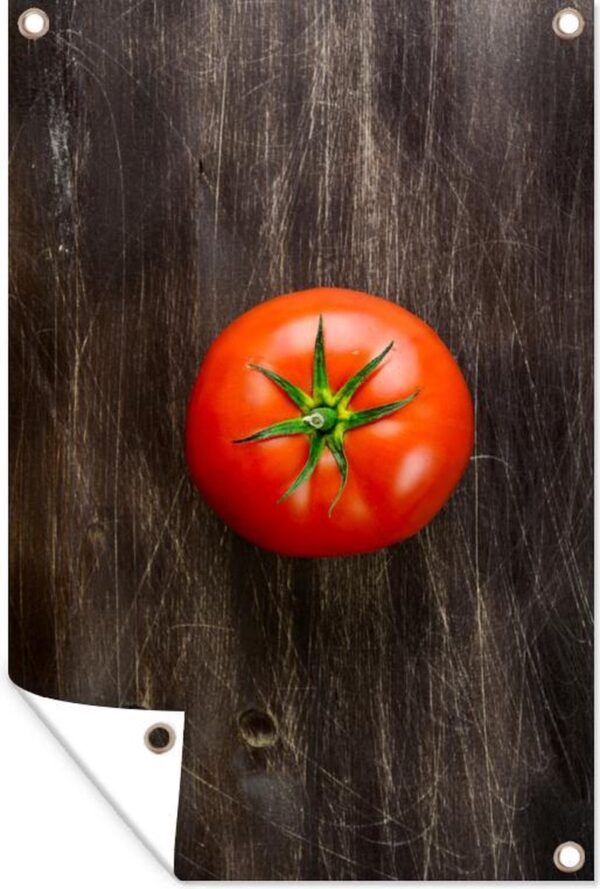Tuinposter - Tuindoek - Tuinposters buiten - Verse tomaat op een houten achtergrond - 80x120 cm - Tuin