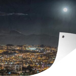 Tuinposter - Tuindoek - Tuinposters buiten - Volle maan verlicht de Cayambe-vulkaan en de stad Quito in Ecuador - 120x80 cm - Tuin