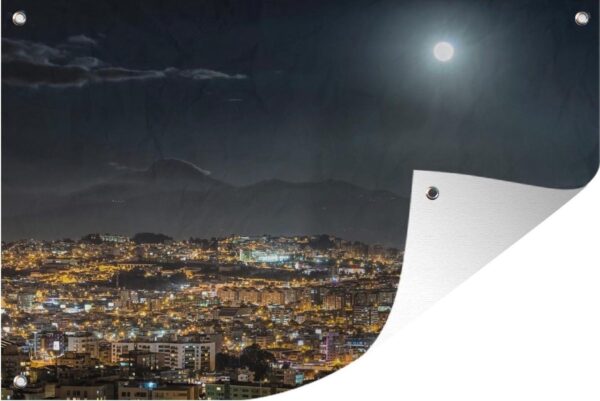 Tuinposter - Tuindoek - Tuinposters buiten - Volle maan verlicht de Cayambe-vulkaan en de stad Quito in Ecuador - 120x80 cm - Tuin