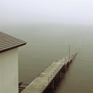 Tuinposter - Zee / Water - Pier in wit / beige - 80 x 120 cm.