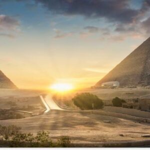 Tuinposter Zonsondergang tussen de piramides van de Egyptische stad Caïro - 60x30 cm - Tuindoek - Buitenposter