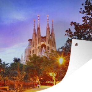 Tuinposters buiten Sagrada Familia-kathedraal in de schemering Barcelona - 90x60 cm - Tuindoek - Buitenposter