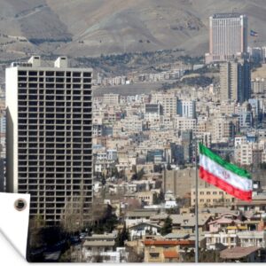Tuinschilderij Gebouwen met de Iraanse vlag in Teheran - 80x60 cm - Tuinposter - Tuindoek - Buitenposter