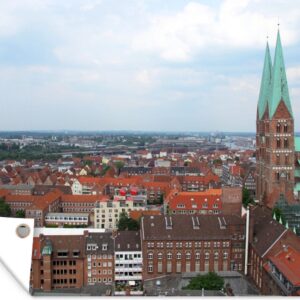 Tuinschilderij Stadsgezicht van de Duitse stad Lübeck - 80x60 cm - Tuinposter - Tuindoek - Buitenposter