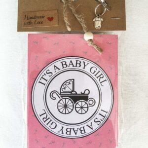 baby kraamcadeau met de tekst ' It's a baby girl ' , geboorte meisje, luierkado, babyshower, zwangerschap, zwanger